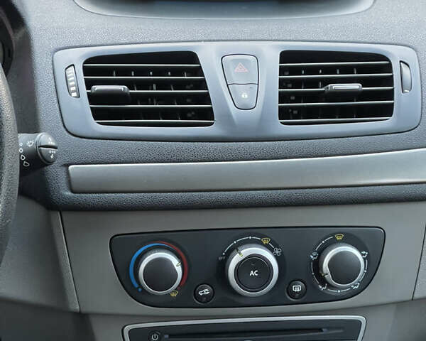 Серый Рено Меган, объемом двигателя 1.6 л и пробегом 107 тыс. км за 7800 $, фото 16 на Automoto.ua