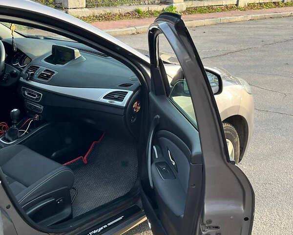 Серый Рено Меган, объемом двигателя 1.46 л и пробегом 203 тыс. км за 7400 $, фото 12 на Automoto.ua