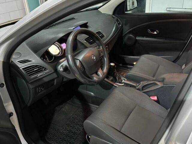 Рено Меган 2011 в Лозовой на Automoto.ua Серый Рено Меган, объемом двигателя 0 л и пробегом 277 тыс. км за 5500 $, фото 5 на Automoto.ua