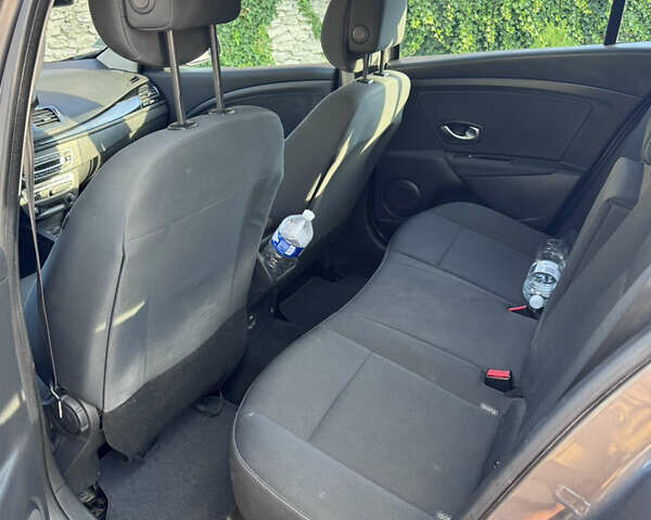 Сірий Рено Меган, об'ємом двигуна 1.5 л та пробігом 282 тис. км за 6500 $, фото 3 на Automoto.ua