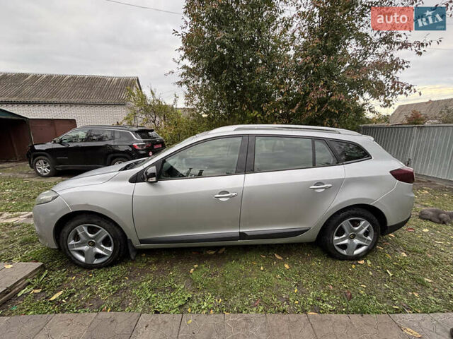 Рено Меган 2011 у Мироновке на Automoto.ua Сірий Рено Меган, об'ємом двигуна 1.46 л та пробігом 316 тис. км за 6600 $, фото 3 на Automoto.ua