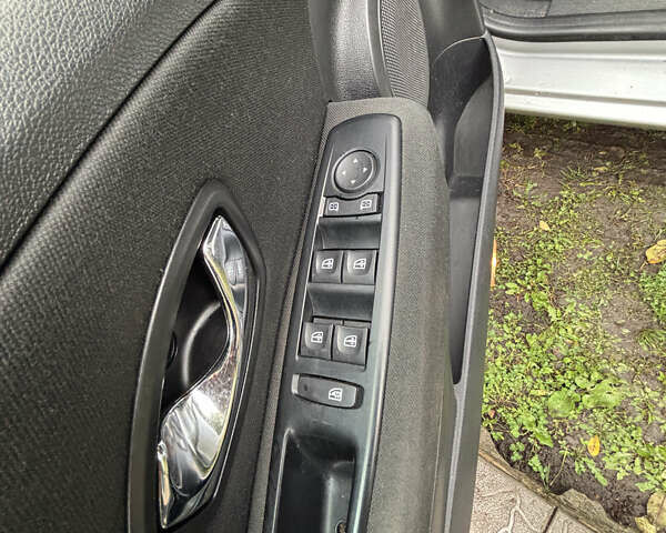 Рено Меган 2011 у Мироновке на Automoto.ua Сірий Рено Меган, об'ємом двигуна 1.46 л та пробігом 316 тис. км за 6600 $, фото 15 на Automoto.ua