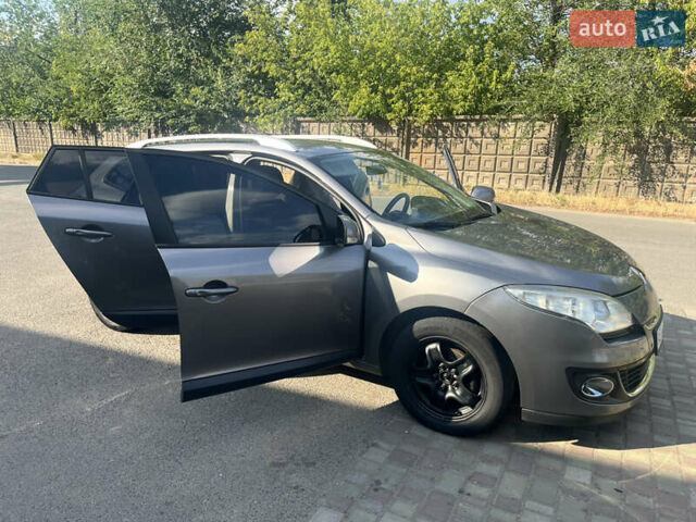 Серый Рено Меган, объемом двигателя 1.46 л и пробегом 208 тыс. км за 7000 $, фото 2 на Automoto.ua