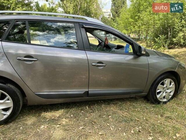 Серый Рено Меган, объемом двигателя 1.46 л и пробегом 238 тыс. км за 8100 $, фото 3 на Automoto.ua
