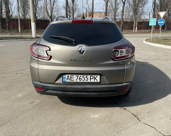 Сірий Рено Меган, об'ємом двигуна 1.46 л та пробігом 250 тис. км за 8399 $, фото 2 на Automoto.ua