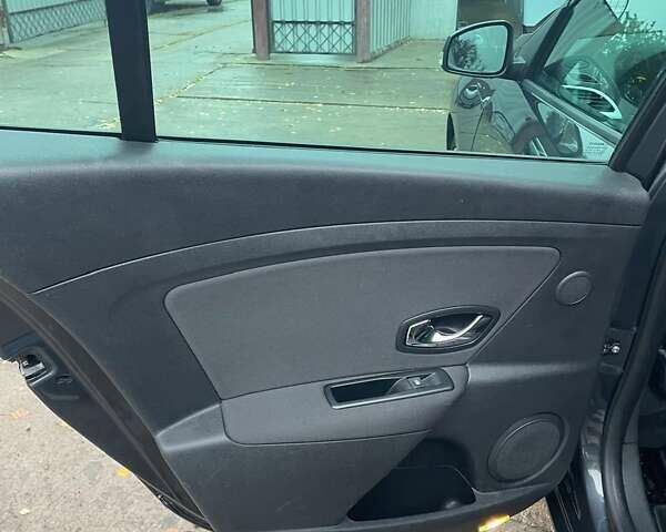 Серый Рено Меган, объемом двигателя 1.9 л и пробегом 200 тыс. км за 7650 $, фото 18 на Automoto.ua