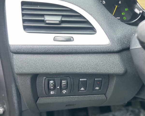 Серый Рено Меган, объемом двигателя 1.5 л и пробегом 263 тыс. км за 9350 $, фото 26 на Automoto.ua