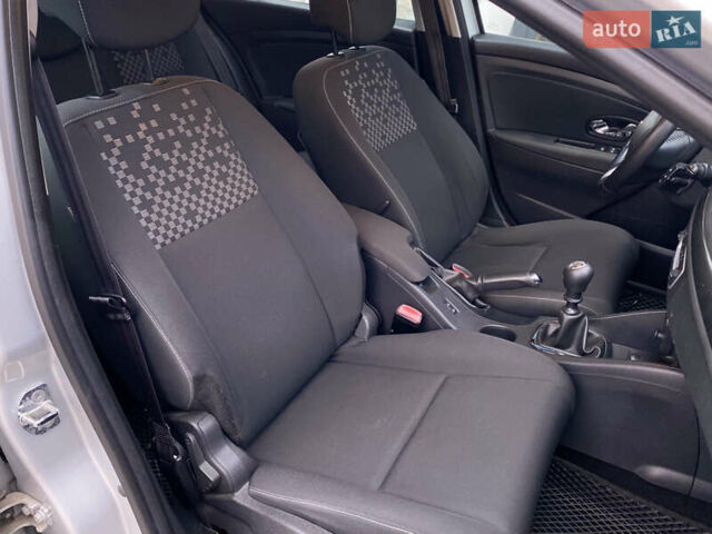 Рено Меган 2012 в Киеве на Automoto.ua Серый Рено Меган, объемом двигателя 1.5 л и пробегом 321 тыс. км за 7550 $, фото 22 на Automoto.ua