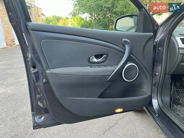 Серый Рено Меган, объемом двигателя 1.46 л и пробегом 213 тыс. км за 7999 $, фото 12 на Automoto.ua