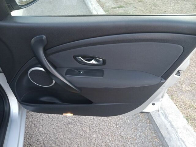 Серый Рено Меган, объемом двигателя 1.5 л и пробегом 280 тыс. км за 8300 $, фото 4 на Automoto.ua