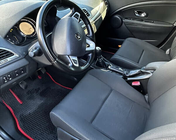 Серый Рено Меган, объемом двигателя 1.46 л и пробегом 333 тыс. км за 6400 $, фото 17 на Automoto.ua