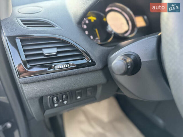 Серый Рено Меган, объемом двигателя 1.5 л и пробегом 211 тыс. км за 8800 $, фото 32 на Automoto.ua