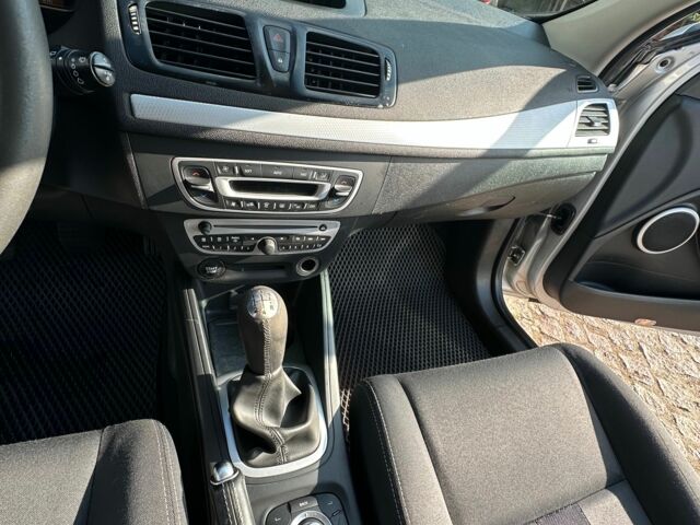 Серый Рено Меган, объемом двигателя 1.5 л и пробегом 226 тыс. км за 6900 $, фото 3 на Automoto.ua