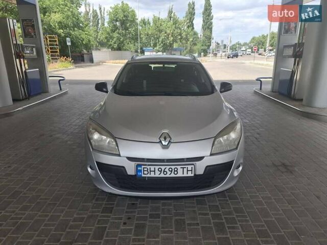 Рено Меган 2012 у Миколаєві на Automoto.ua Сірий Рено Меган, об'ємом двигуна 1.46 л та пробігом 323 тис. км за 7599 $, фото 2 на Automoto.ua