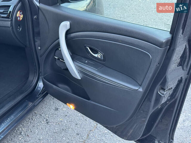 Серый Рено Меган, объемом двигателя 1.5 л и пробегом 260 тыс. км за 7800 $, фото 16 на Automoto.ua