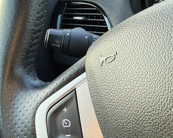 Сірий Рено Меган, об'ємом двигуна 1.5 л та пробігом 235 тис. км за 8900 $, фото 49 на Automoto.ua