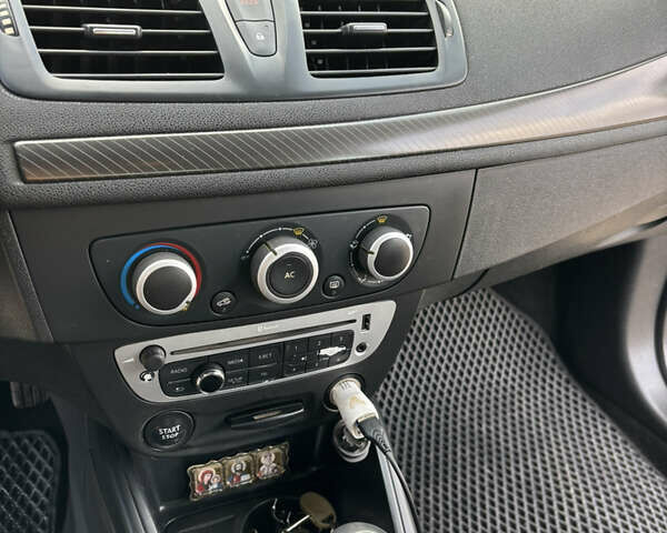 Серый Рено Меган, объемом двигателя 1.46 л и пробегом 298 тыс. км за 7500 $, фото 22 на Automoto.ua