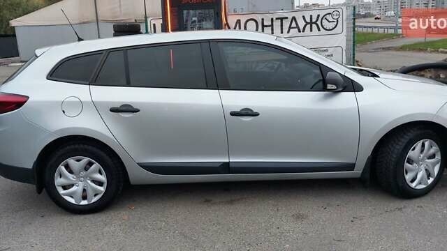 Рено Меган 2012 в Киеве на Automoto.ua Серый Рено Меган, объемом двигателя 1.46 л и пробегом 260 тыс. км за 8800 $, фото 3 на Automoto.ua