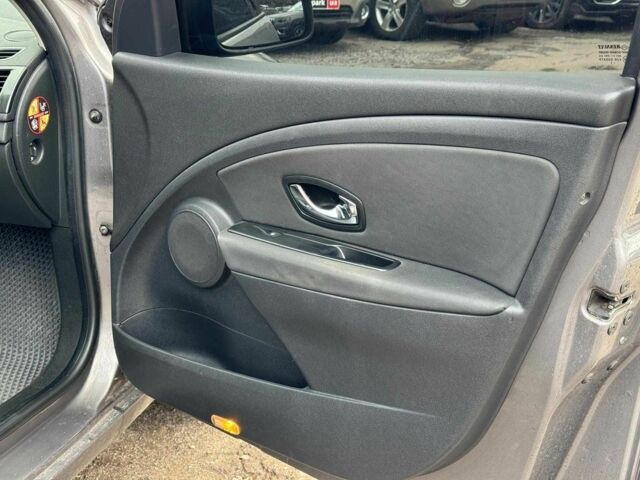 Сірий Рено Меган, об'ємом двигуна 1.5 л та пробігом 380 тис. км за 6940 $, фото 19 на Automoto.ua