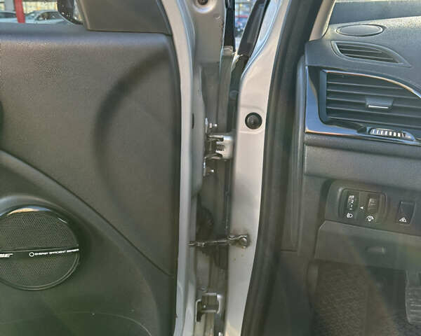 Серый Рено Меган, объемом двигателя 1.46 л и пробегом 261 тыс. км за 9100 $, фото 7 на Automoto.ua