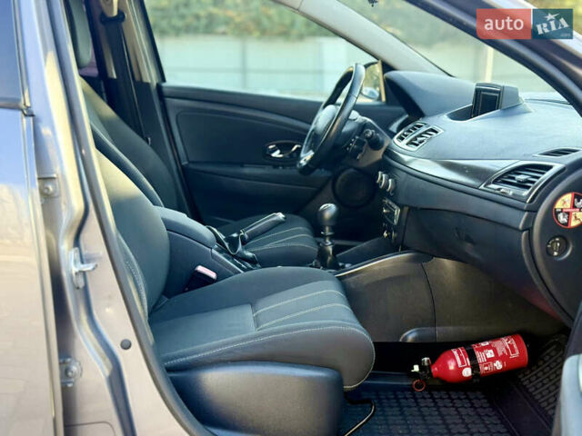 Серый Рено Меган, объемом двигателя 1.5 л и пробегом 243 тыс. км за 7999 $, фото 32 на Automoto.ua