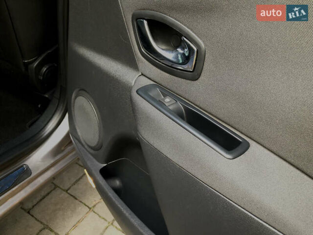 Серый Рено Меган, объемом двигателя 1.5 л и пробегом 256 тыс. км за 8350 $, фото 72 на Automoto.ua