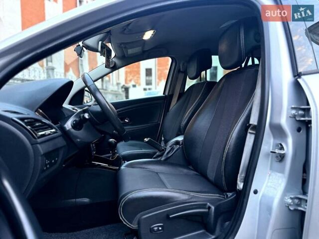 Сірий Рено Меган, об'ємом двигуна 1.6 л та пробігом 230 тис. км за 7700 $, фото 33 на Automoto.ua