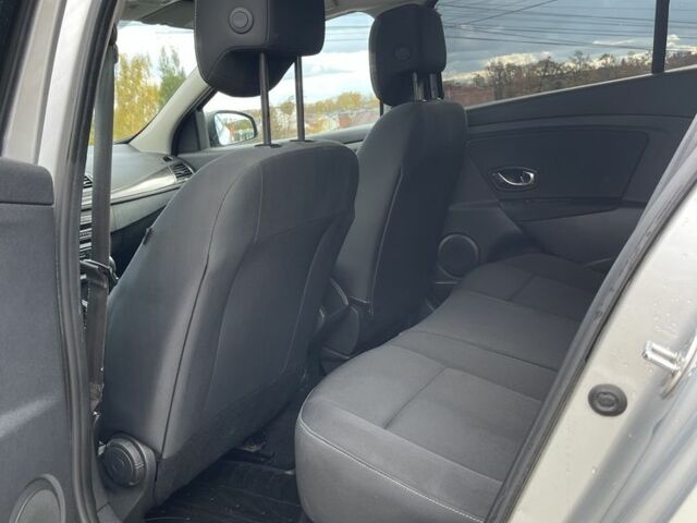 Рено Меган 2013 в Черновцах на Automoto.ua Серый Рено Меган, объемом двигателя 1.5 л и пробегом 255 тыс. км за 8280 $, фото 12 на Automoto.ua