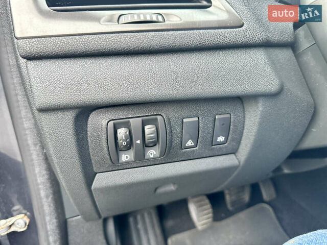 Сірий Рено Меган, об'ємом двигуна 1.5 л та пробігом 255 тис. км за 7700 $, фото 26 на Automoto.ua