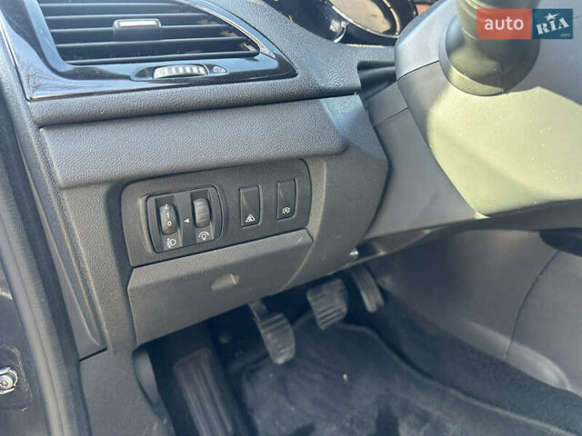 Сірий Рено Меган, об'ємом двигуна 1.6 л та пробігом 275 тис. км за 8000 $, фото 16 на Automoto.ua