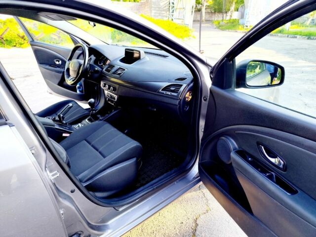 Серый Рено Меган, объемом двигателя 1.5 л и пробегом 240 тыс. км за 8199 $, фото 5 на Automoto.ua