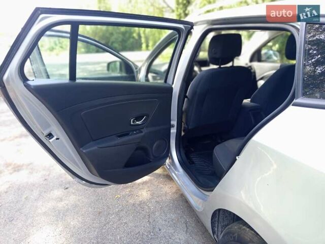 Серый Рено Меган, объемом двигателя 1.49 л и пробегом 223 тыс. км за 8600 $, фото 4 на Automoto.ua