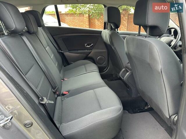 Серый Рено Меган, объемом двигателя 0 л и пробегом 146 тыс. км за 9450 $, фото 42 на Automoto.ua