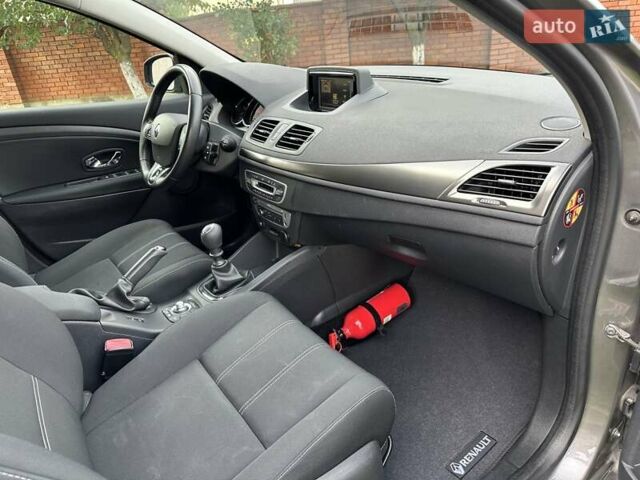 Серый Рено Меган, объемом двигателя 0 л и пробегом 146 тыс. км за 9450 $, фото 34 на Automoto.ua