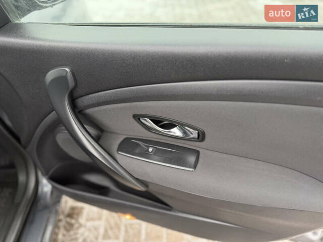 Серый Рено Меган, объемом двигателя 0 л и пробегом 265 тыс. км за 7950 $, фото 32 на Automoto.ua