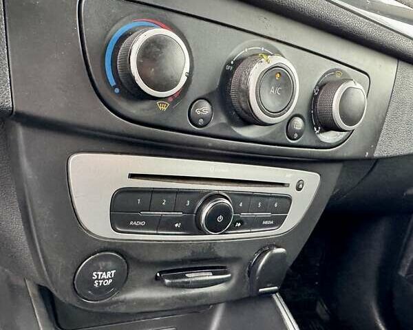 Рено Меган 2015 в Киеве на Automoto.ua Серый Рено Меган, объемом двигателя 1.6 л и пробегом 181 тыс. км за 5300 $, фото 11 на Automoto.ua