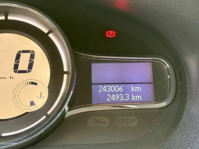 Серый Рено Меган, объемом двигателя 1.5 л и пробегом 243 тыс. км за 8600 $, фото 4 на Automoto.ua