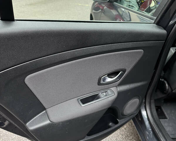 Серый Рено Меган, объемом двигателя 1.5 л и пробегом 136 тыс. км за 9600 $, фото 17 на Automoto.ua