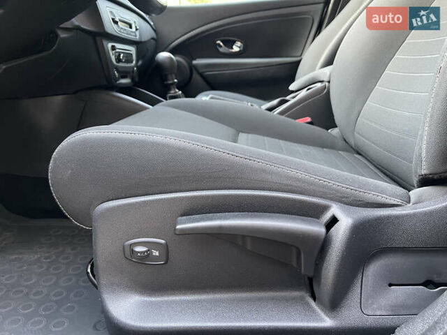 Серый Рено Меган, объемом двигателя 1.46 л и пробегом 148 тыс. км за 8950 $, фото 87 на Automoto.ua