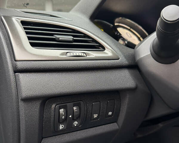 Серый Рено Меган, объемом двигателя 1.5 л и пробегом 136 тыс. км за 9600 $, фото 27 на Automoto.ua