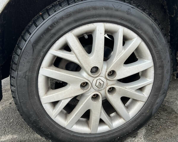 Серый Рено Меган, объемом двигателя 1.46 л и пробегом 208 тыс. км за 8200 $, фото 32 на Automoto.ua