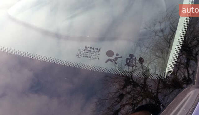 Синий Рено Меган, объемом двигателя 1.6 л и пробегом 181 тыс. км за 3750 $, фото 5 на Automoto.ua