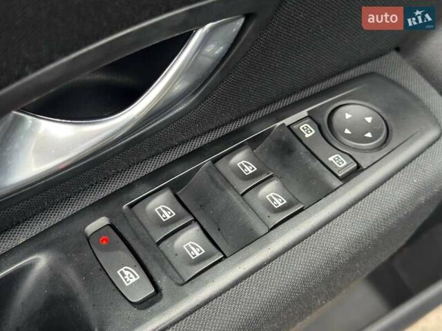 Рено Меган 2009 у Харкові на Automoto.ua Синій Рено Меган, об'ємом двигуна 1.6 л та пробігом 239 тис. км за 7200 $, фото 33 на Automoto.ua