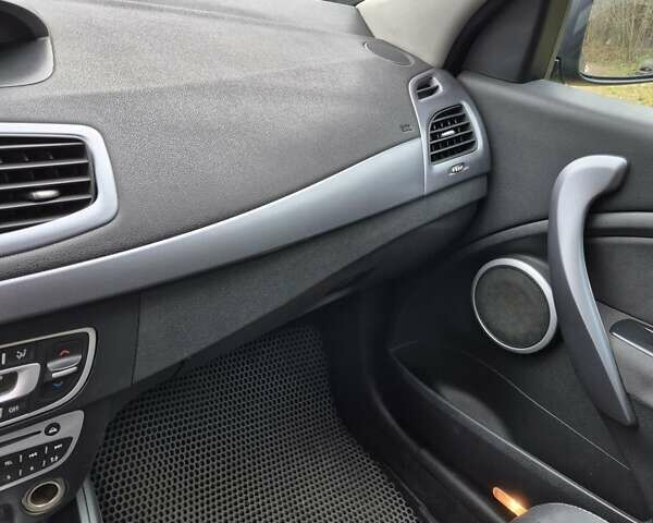 Синий Рено Меган, объемом двигателя 2 л и пробегом 231 тыс. км за 5800 $, фото 24 на Automoto.ua