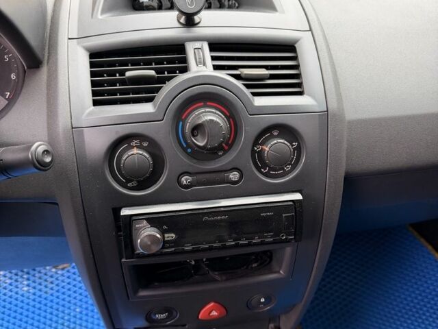 Синий Рено Меган, объемом двигателя 1.4 л и пробегом 225 тыс. км за 4000 $, фото 10 на Automoto.ua