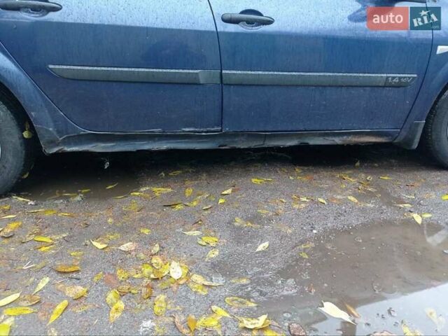 Синий Рено Меган, объемом двигателя 1.4 л и пробегом 302 тыс. км за 2999 $, фото 4 на Automoto.ua