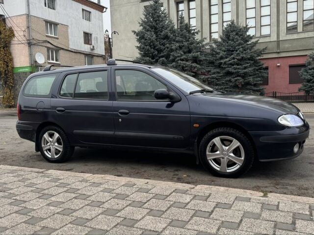 Синий Рено Меган, объемом двигателя 1.6 л и пробегом 310 тыс. км за 3100 $, фото 2 на Automoto.ua