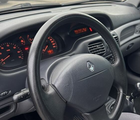 Синий Рено Меган, объемом двигателя 1.6 л и пробегом 310 тыс. км за 3100 $, фото 5 на Automoto.ua