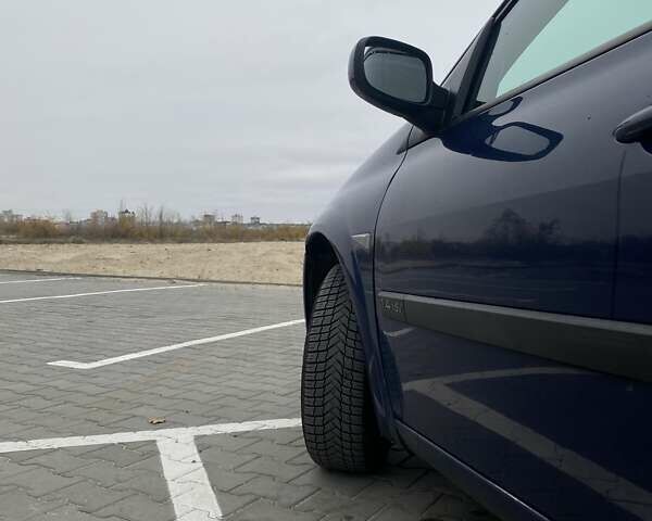 Синий Рено Меган, объемом двигателя 1.4 л и пробегом 337 тыс. км за 4200 $, фото 5 на Automoto.ua