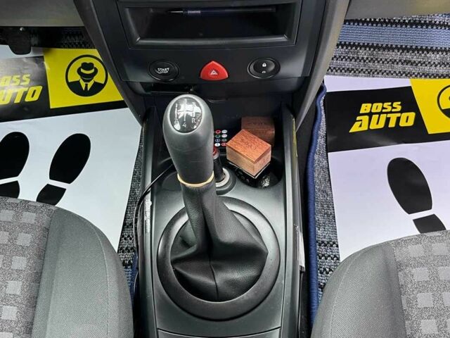 Синий Рено Меган, объемом двигателя 1.6 л и пробегом 227 тыс. км за 4800 $, фото 13 на Automoto.ua